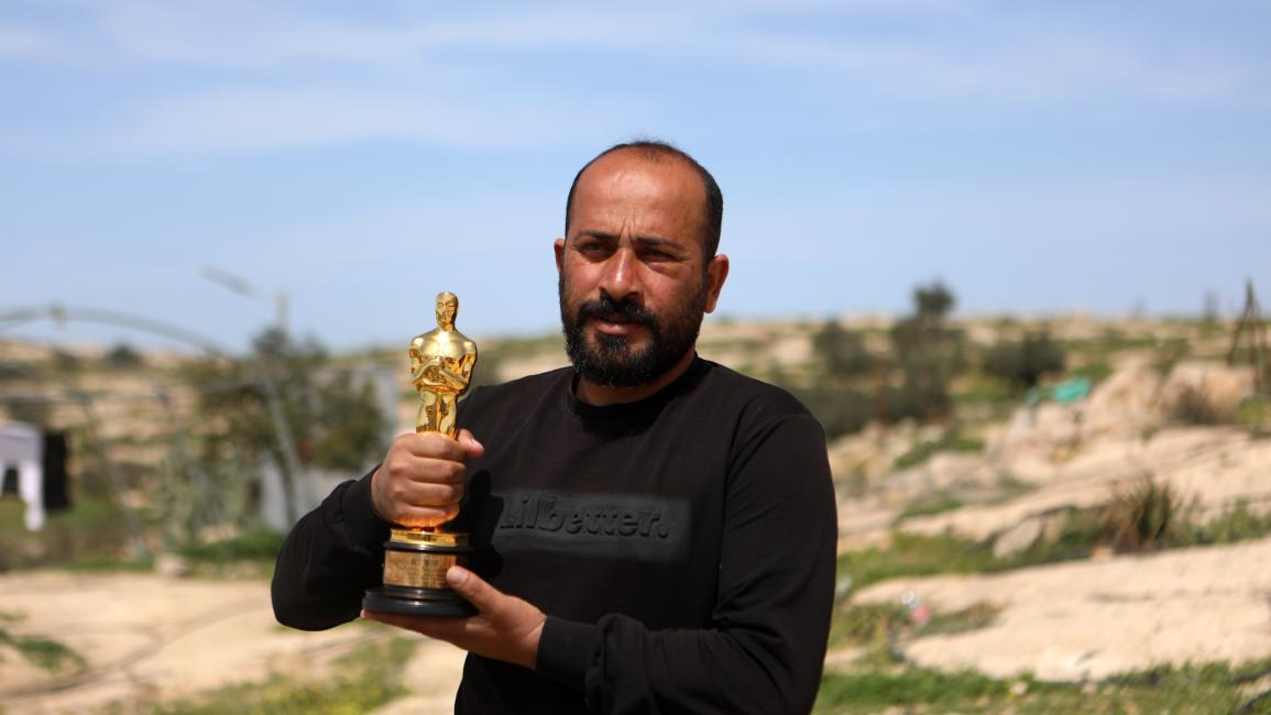 مستوطنون وجنود يعتدون على منزل عائلة مخرج "لا أرض أخرى" بمسافر يطا